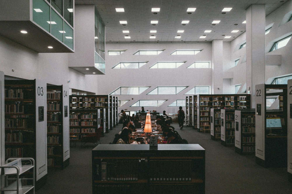Fixing knowledge articles for AI in a service desk environment
